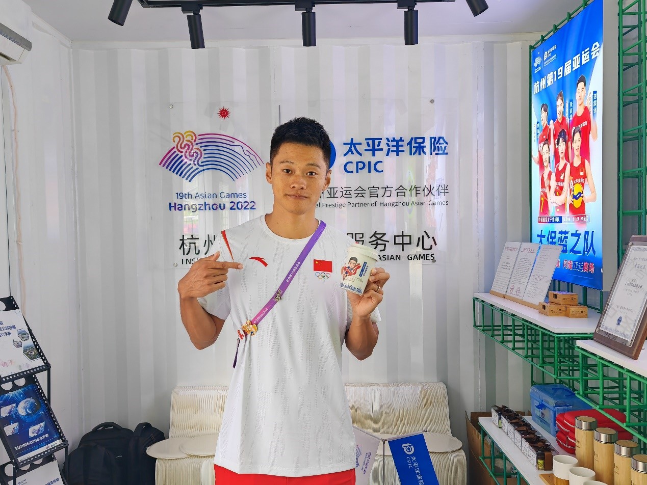 “太保蓝之队”队员、“太保服务体验官”游泳运动员谢震业
