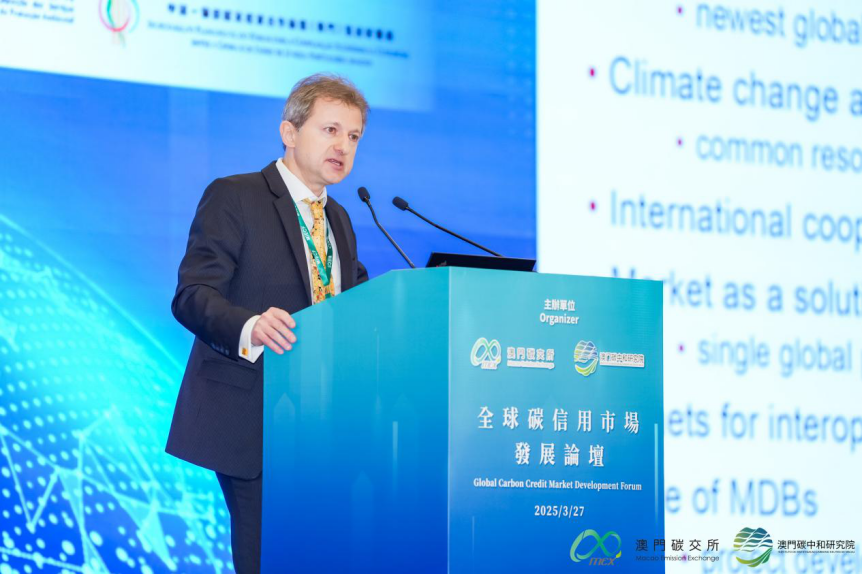 图十五 亚洲基础设施投资银行（AIIB）经济部高级经济学家Marcin Sasin作主旨演讲