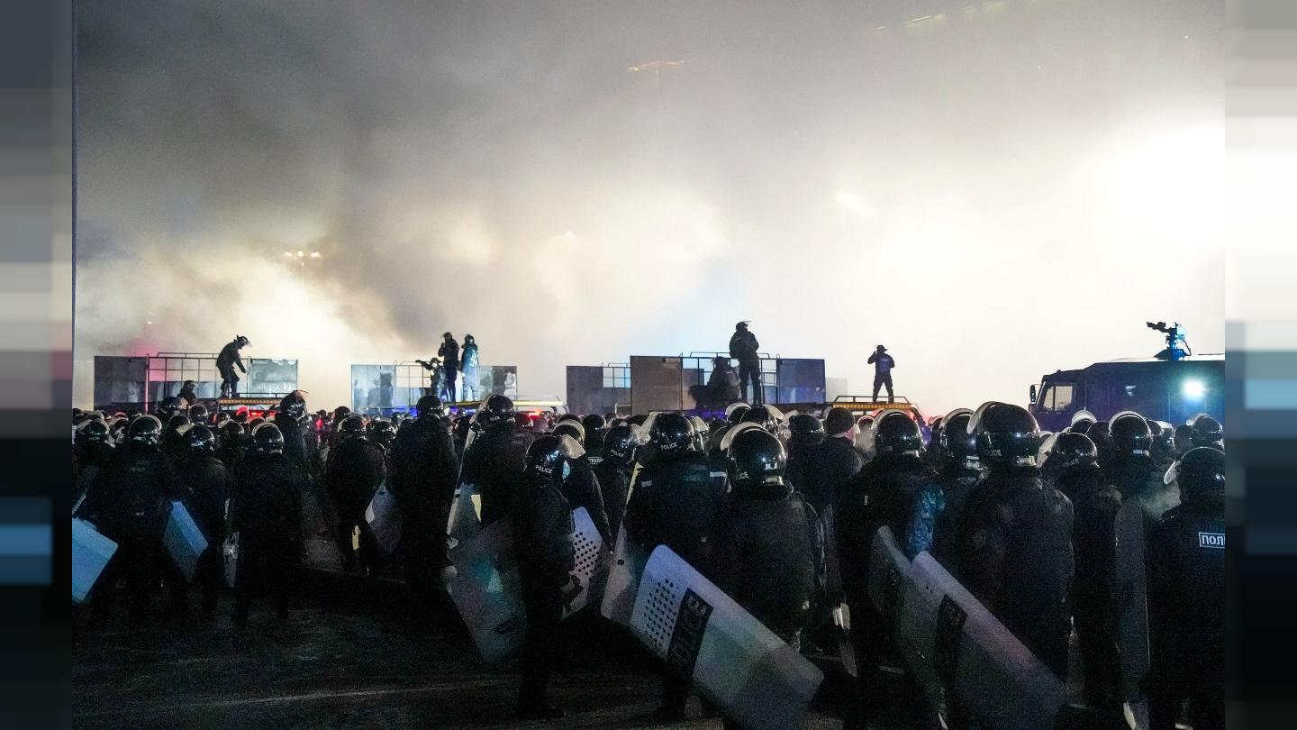 2022年1月5日，哈萨克斯坦阿拉木图，防暴警察在市中心抵挡抗议者。