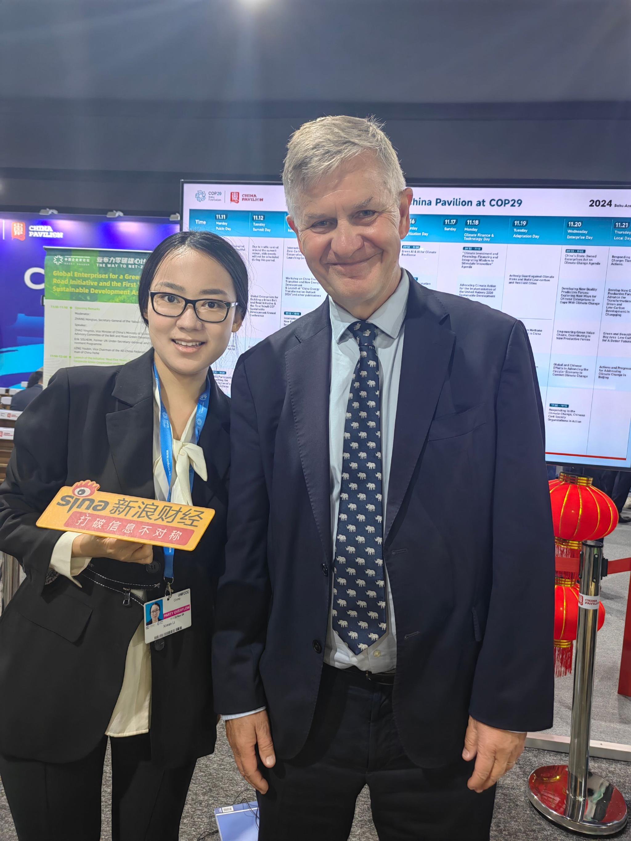 新浪财经与埃里克·索尔海姆在大会中国角现场