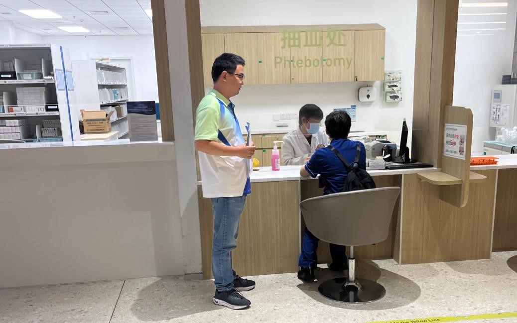 杨俊杰(左一)在驻点医院陪护诊疗