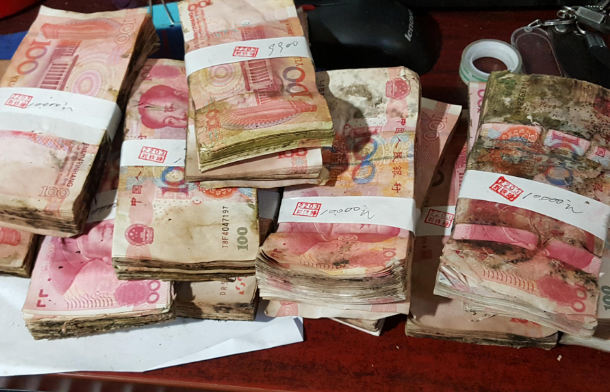 事后在打扫中发现一个月前存放的16万元人民币现金,已经严重发霉长毛.