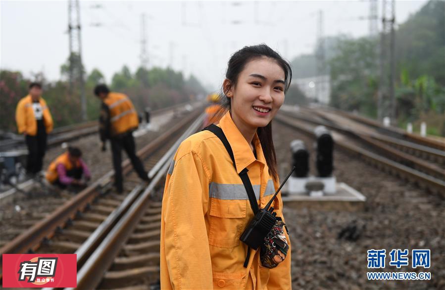 绽放在铁路上的青春记90后女换轨工