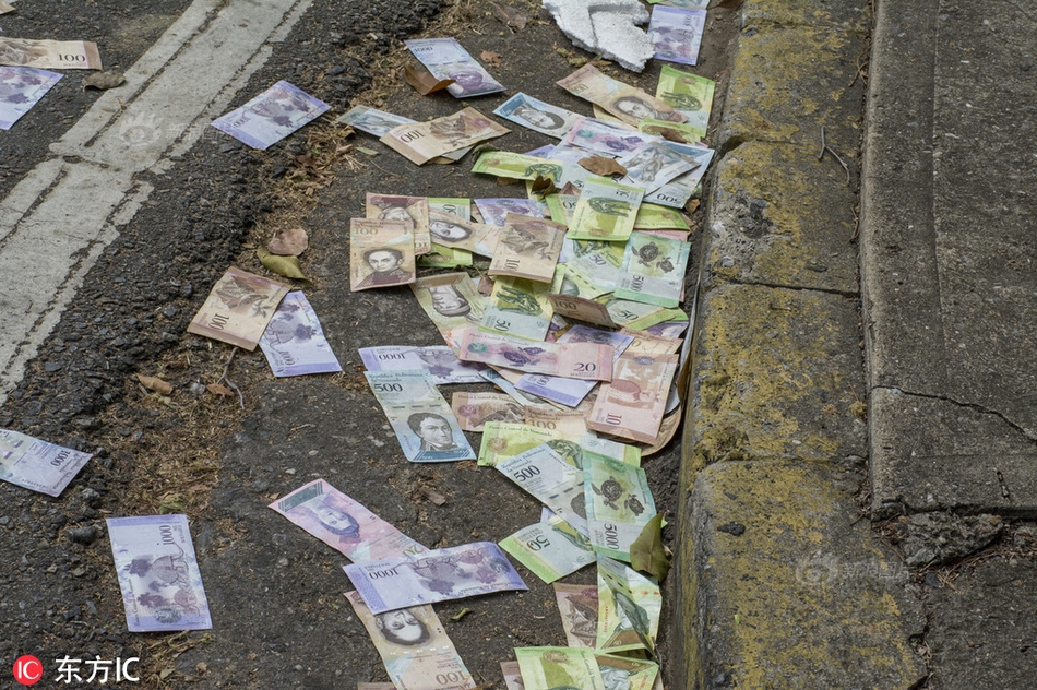 委内瑞拉货币贬值 街头满地钞票
