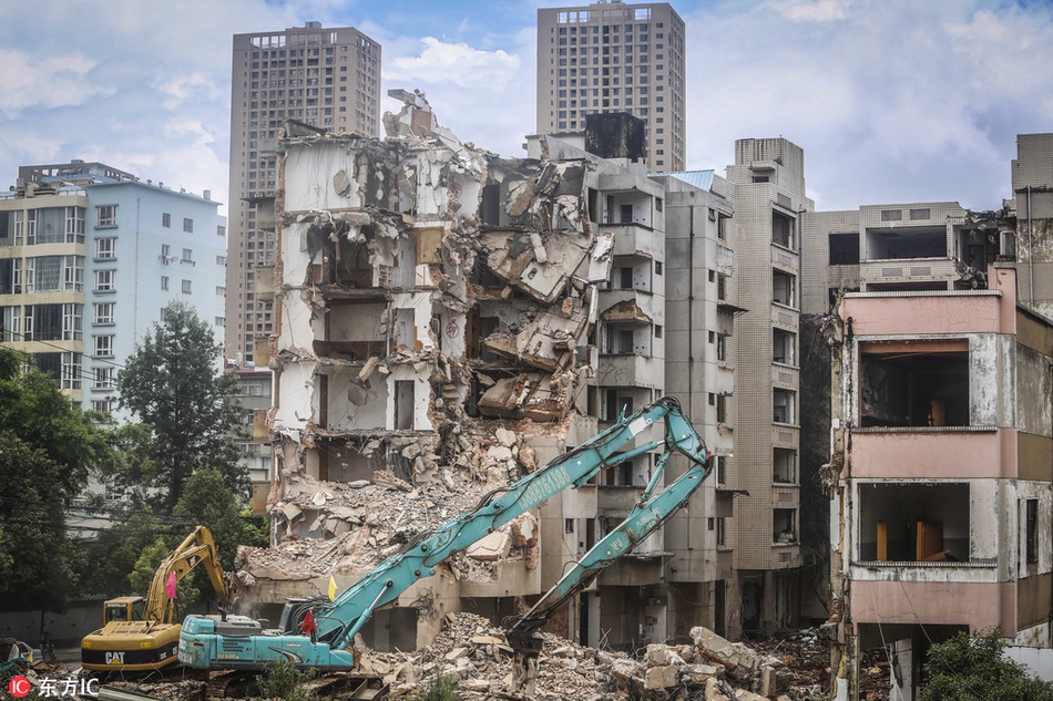 昆明一烂尾楼停工8年变成"钓鱼潮