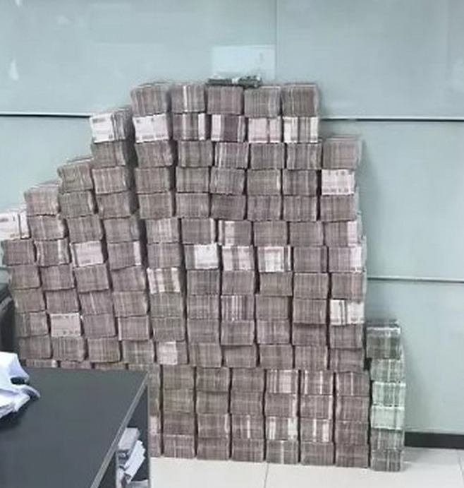 警方破案搜出数千万现金 堆起两堵墙