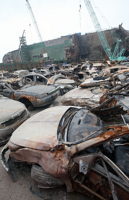 世越号沉船内部搜寻:发现100多辆汽车