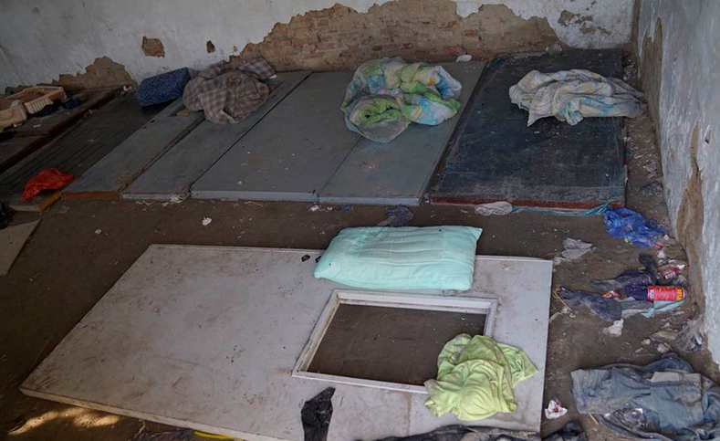 实拍天津传销宿舍 杂草没膝墙面涂鸦凌乱