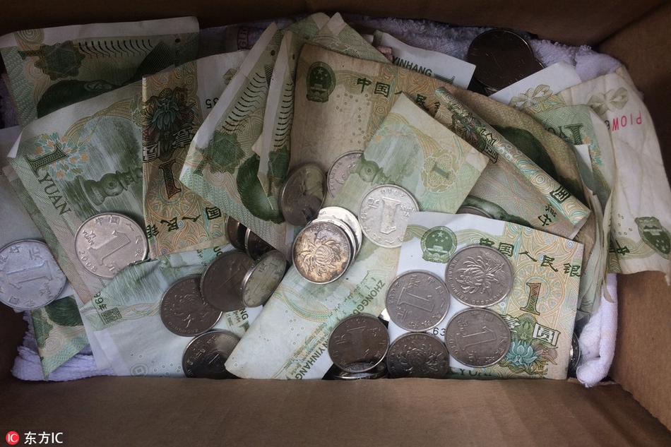 昆明街头现"共享零钱" 纸箱里放280元零钱供路人自取