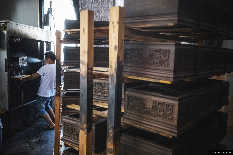 小夫妻卖骨灰盒年产值千万 称自己搞房地产