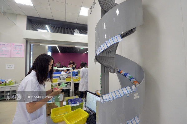 自动抓药机器人亮相南京 一次可抓6单药