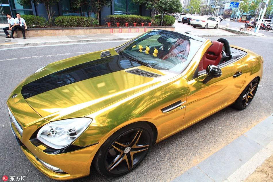 绍兴街头出现土豪金奔驰车