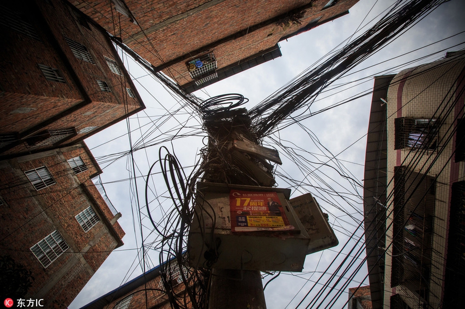南宁城中村里的"夹缝天空" 千户万户一线天
