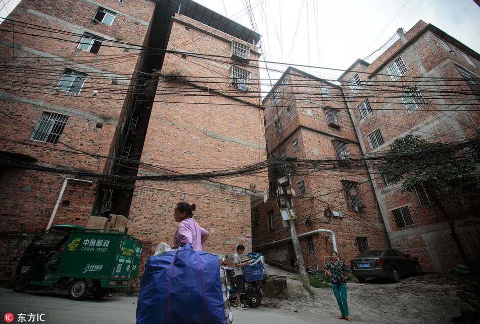 南宁城中村里的"夹缝天空" 千户万户一线天