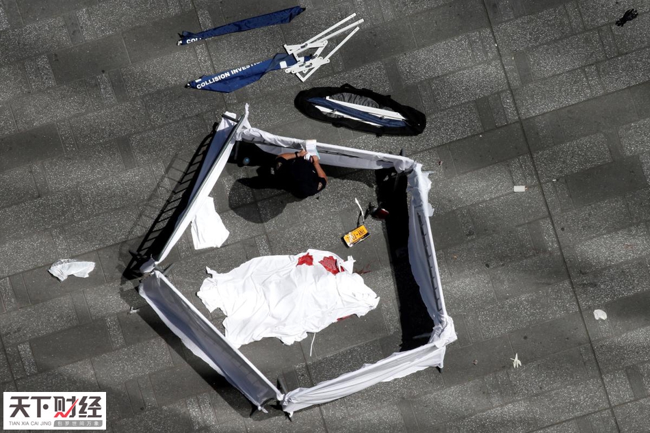 遇难者的遗体被白布覆盖并以帷幔隔断