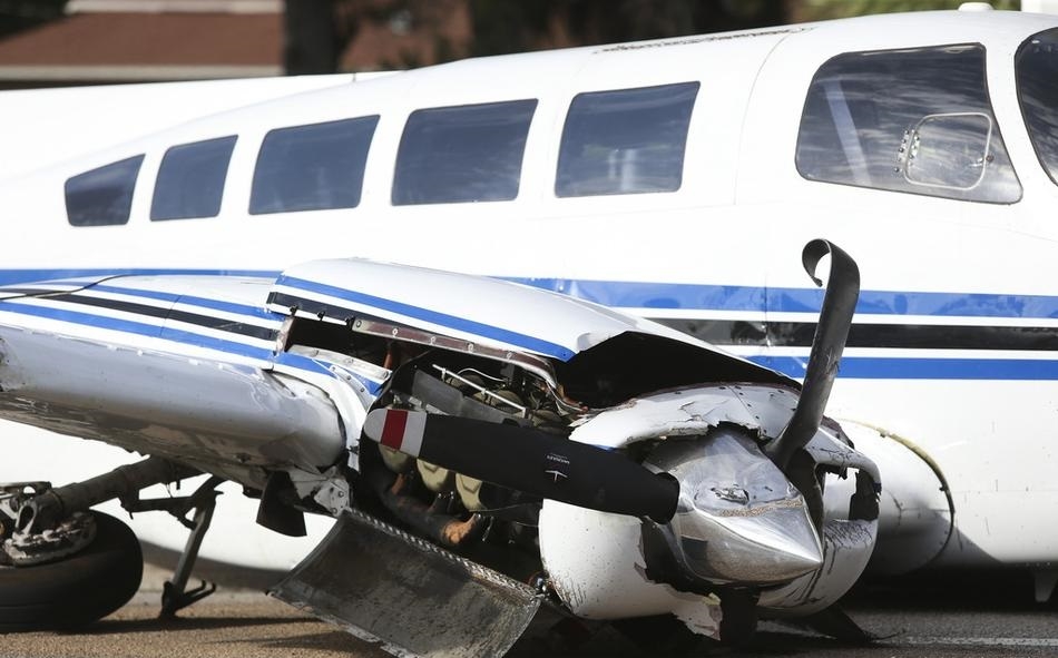 美国一架小型飞机紧急迫降撞上汽车