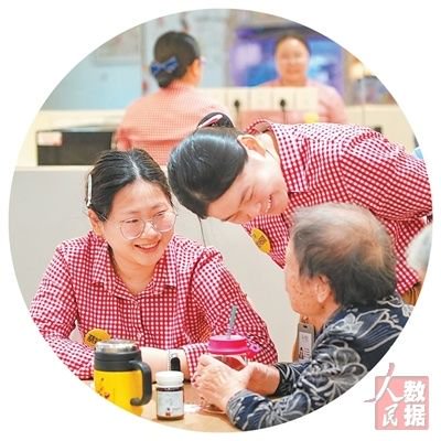 泰康之家·福园养老社区内，护理师陪伴老人聊家常。池艺珊摄