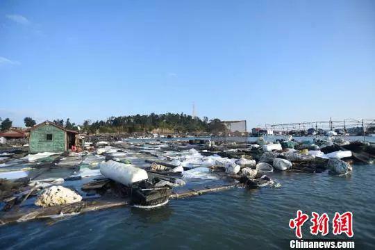 åäºæ
å½±åï¼ä¸å°æ¸æä¸ç泡沫浮æè¢«è
èï¼é ææ¸æä¸æ²ï¼å½å°æ¸æ°æå¤±ä¸¥éããéé¾å±± æ