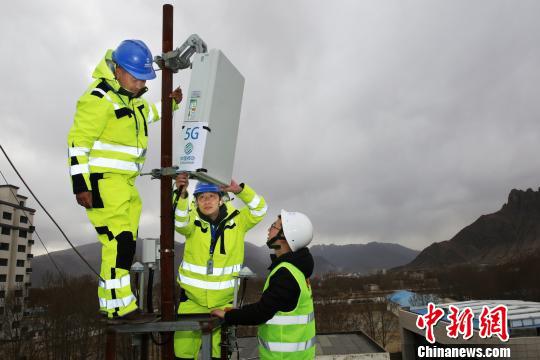 技术人员在拉萨安装5g基站设备.图中新网