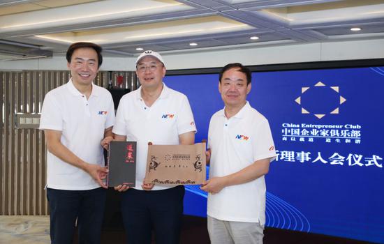 ▲王玉锁(右)与邓锋(左)为李革颁发证书和道农内刊