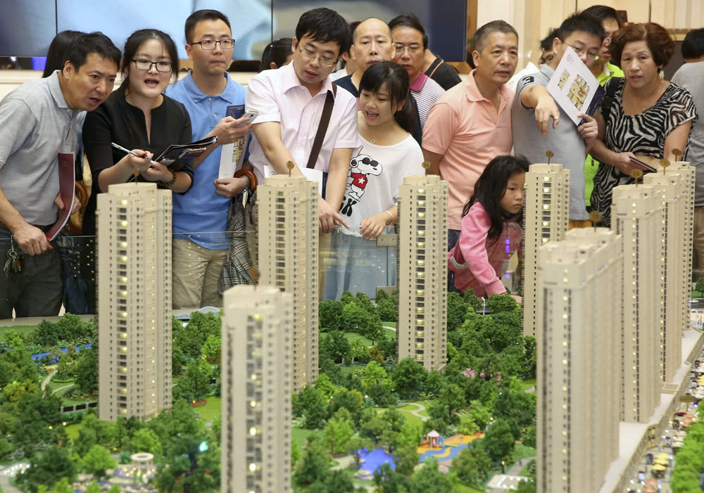 a楼盘即时打出"今夜不打烊"的口号,并宣布全线房源价格即将上调5%左右