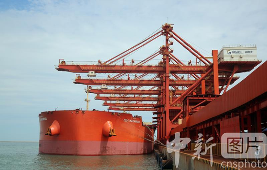  △8月6日，烟台港40万吨级码头正式投用。中新社记者 王娇妮 摄