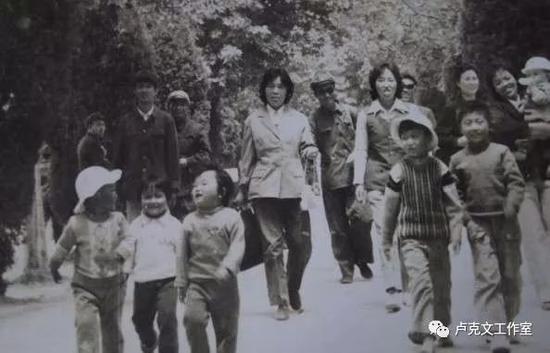照片最右边还在吸奶瓶的就是张瑶，这是他们全家到达河南时的情景