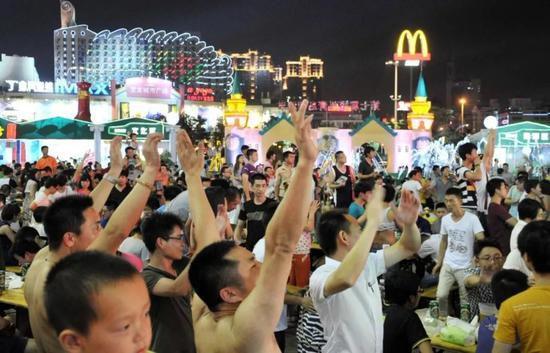 福州民众在万象城广场举办的啤酒节中尽情狂欢。中新社记者 吕明 摄