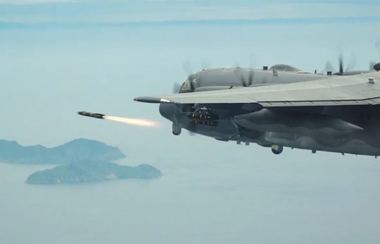 AC-130J炮艇机从空中发射“狱火”导弹。(美联社资料图片)