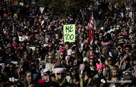 洛杉矶“女性大游行”中，人们高举#Metoo#的牌子