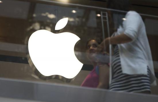 人们从美国纽约一家苹果专卖店门口走过。