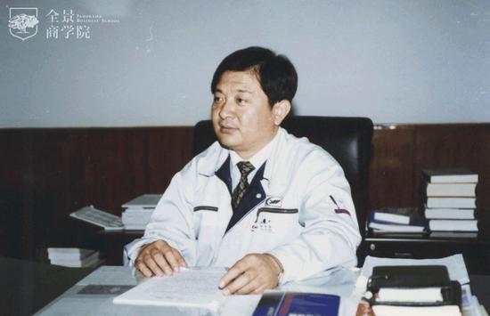 1999年，秘波海任烟台电子网板厂总经理时期工作照（来源网络）