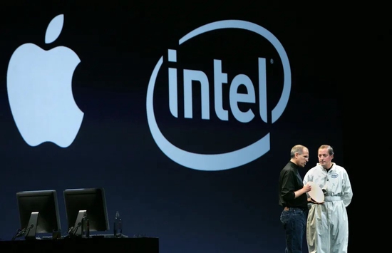 2006年Macworld大会上，时任英特尔CEO Paul Otellini身穿防护服穿过干冰烟雾登场亮相，将怀中的硅片递给乔布斯，大声喊道：“报告Steve，Intel准备好了”。自此，苹果开始搭载英特尔的PC处理器，直到2020年｜图片来源：YahooFinance