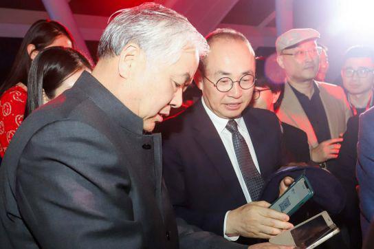 中国房地产报社社长、社委会主任栗文忠与SOHO中国董事长潘石屹在交流。