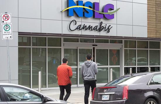 加拿大新斯科舍省的一家合法大麻经销商。图自加拿大杂志《大麻文化》