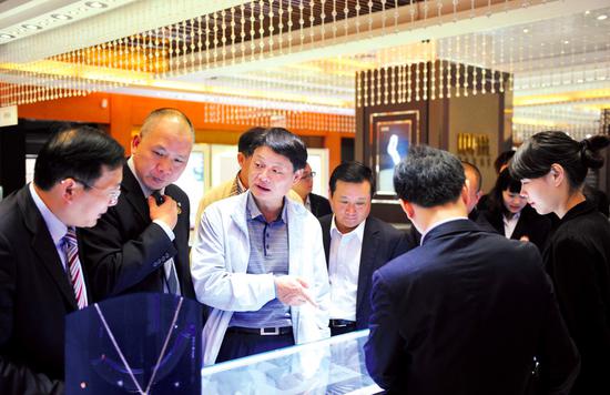 资料图:民生银行行长洪崎在深圳水贝珠宝市场调研小商户。民生银行深圳分行设立了专门的黄金珠宝小微专业支行。