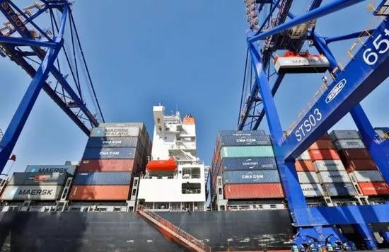 ▲在纳米比亚沃尔维斯湾新集装箱码头，到港船只卸载集装箱。