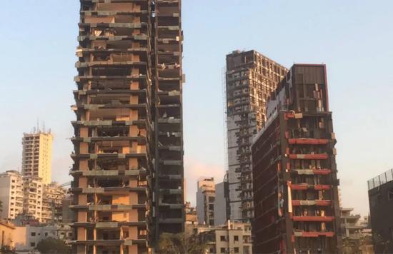 ▲被爆炸气浪震碎玻璃的居民楼