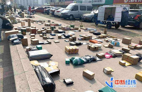 “快递小哥，你为啥不给我送货上门了？”