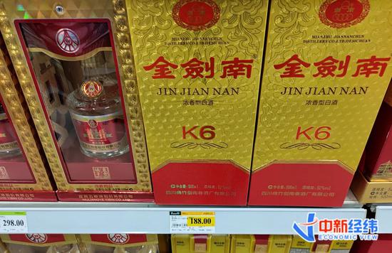 ▲12月11日，在北京一家连锁商超内，52度金剑南K6（500ml）售价188元/瓶。