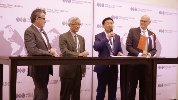 华鸿基业集团董事长张鸿善代表中国·哈尔滨世界贸易中心发起成立世界