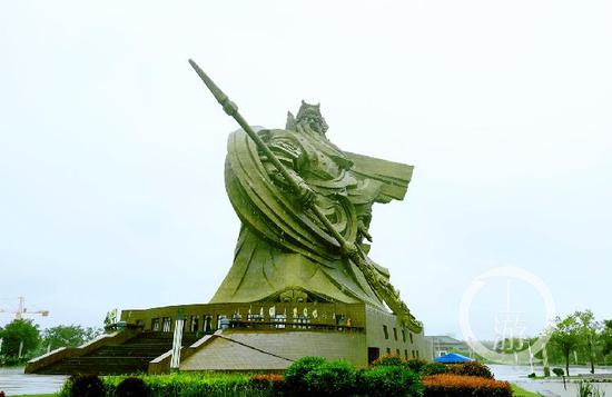 ▲湖北荆州，关公雕像净高48米、重1200余吨，青龙偃月刀长70米、重136吨。摄影/上游新闻记者 牛泰