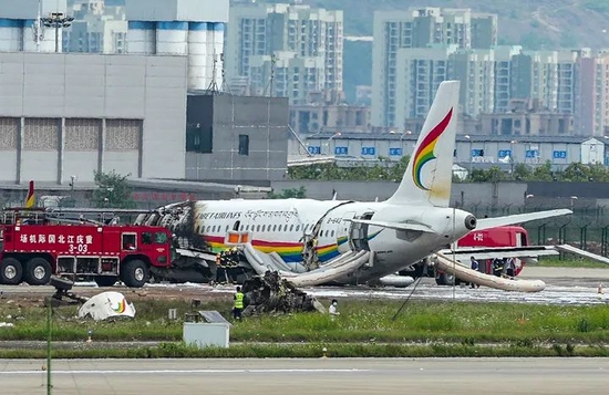 突发！一客机在重庆机场偏出跑道起火！40余名旅客轻伤，民航部门赶赴现场，这只航空股盘中大跌