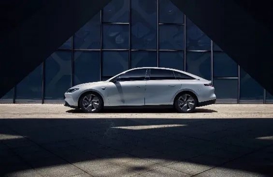 上：哪吒S &nbsp;下：零跑C01，来源：网络