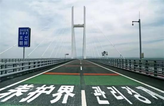新鸭绿江大桥连接丹东和朝鲜新义州，目前已经完工，但尚未通车。