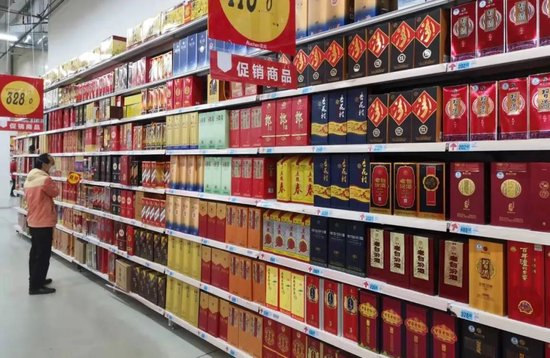 春节用酒档次整体延续前期下降趋势,大众价格带受益返乡聚饮,亲友礼赠