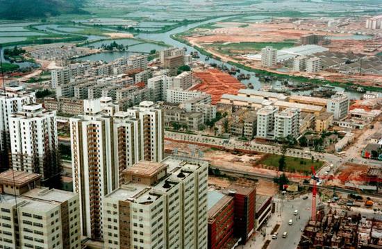 1984年,建设中的深圳市区.