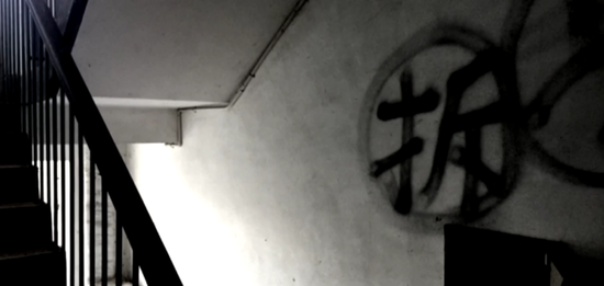 房子倒了半生的积蓄没了 他们抬着第三方企业主的棺材上街