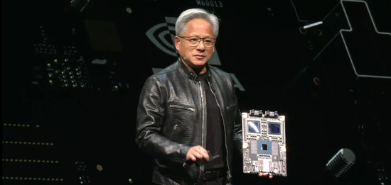 黄仁勋称计算成本降低让AI得以出现，明年英伟达将推出Blackwell Ultra芯片