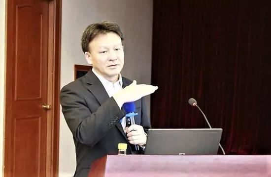 图为杨晓东进行会议发言.